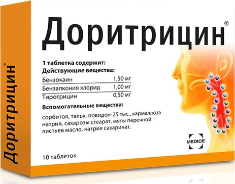 Еркек өз мысығымен айналысады