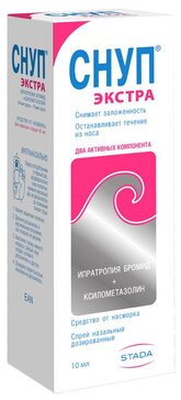 Тазалаушы әйел дәретханада бір жігіттің жұлқынып жатқанын көріп тұр.