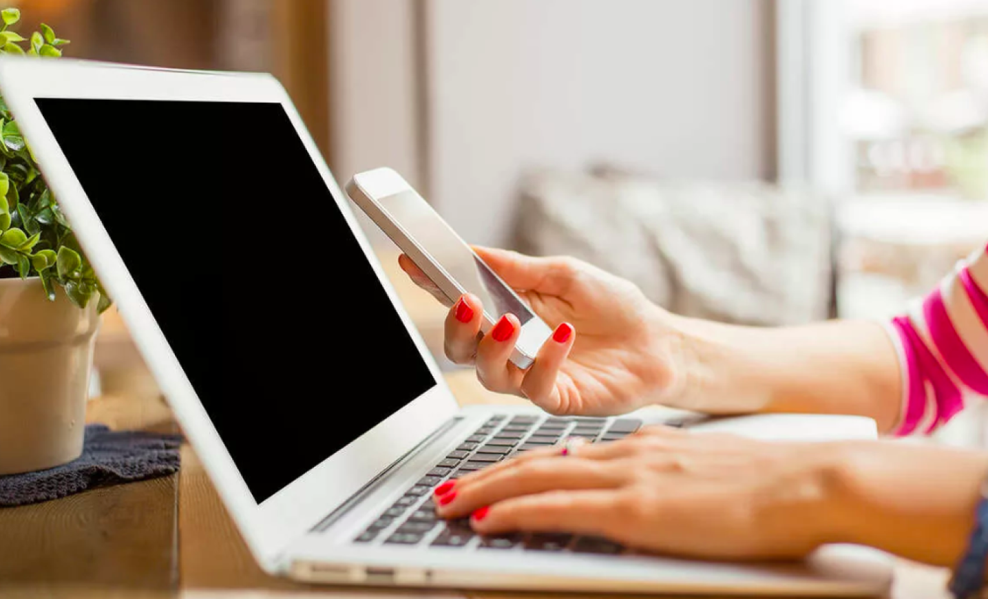 В интернете можно легко. Ноутбук руки. Женские руки с ноутбуком. Девушка с телефоном и компьютером. Работа за компьютером.